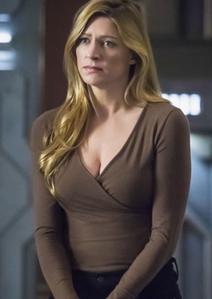 Jes Macallan photo