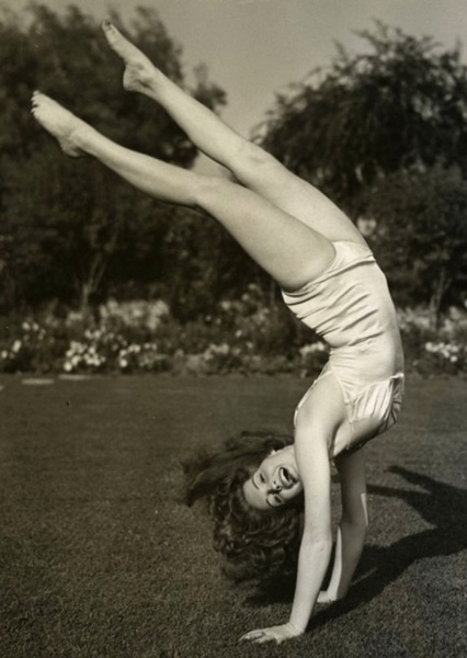 Joan Leslie photo