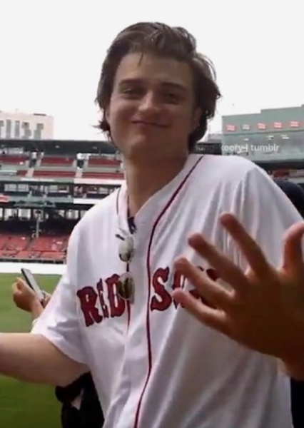 Joe Keery photo