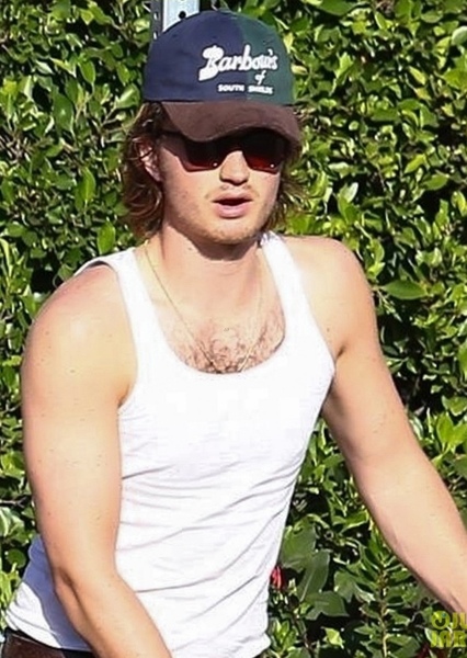 Joe Keery photo