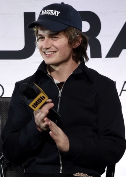 Joe Keery photo