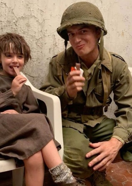 Joe Keery photo