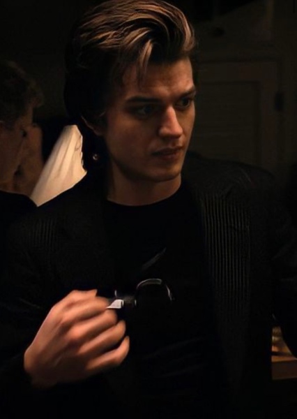 Joe Keery photo