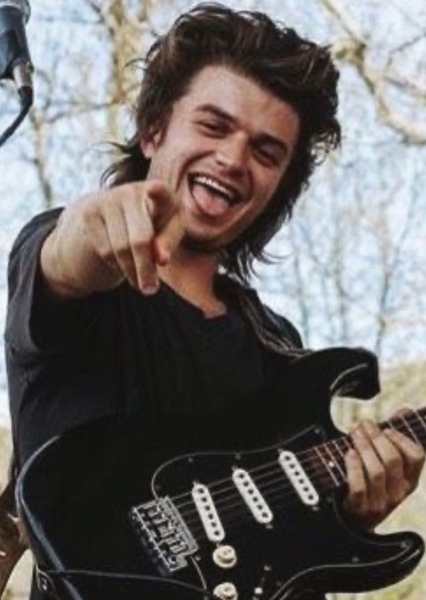 Joe Keery photo