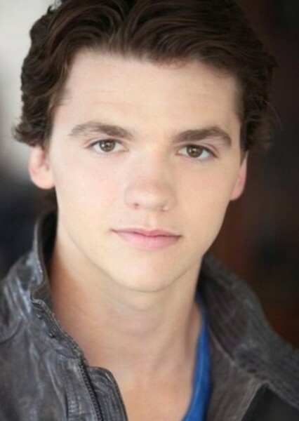 Joel Courtney photo