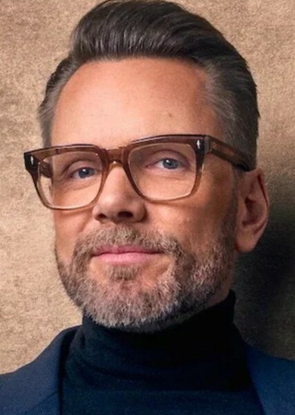 Joel McHale photo