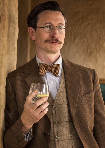 Jonathan Aris photo