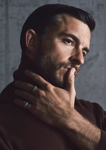 Jonathan Bailey photo