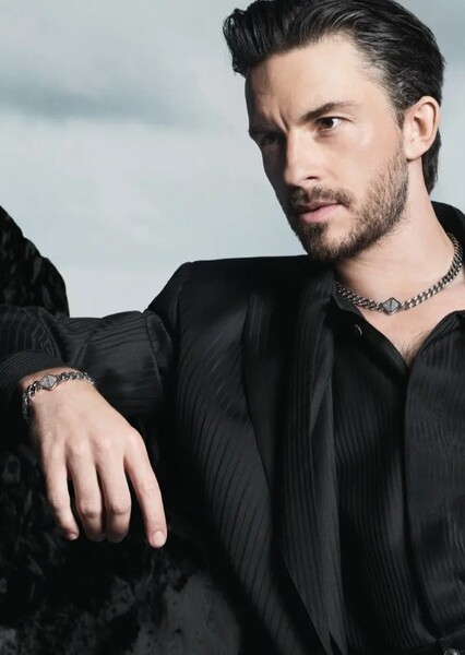 Jonathan Bailey photo