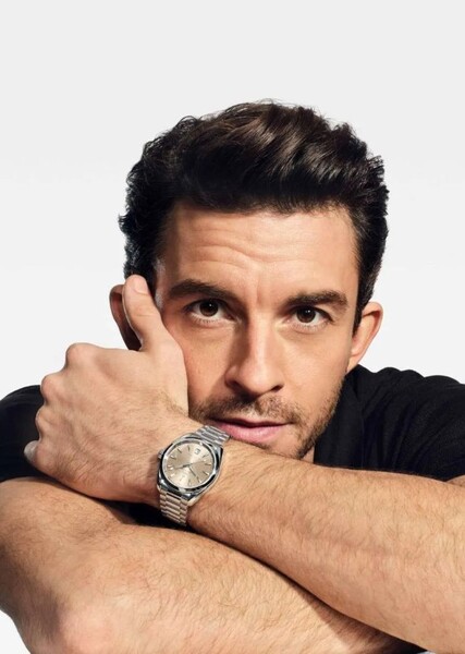 Jonathan Bailey photo