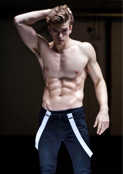 Jonno Davies photo