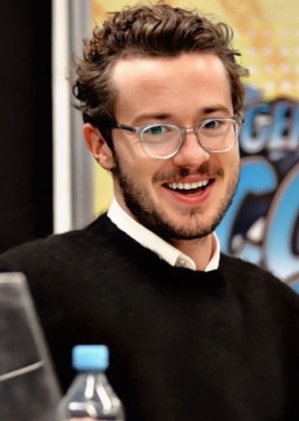 Joseph Quinn photo