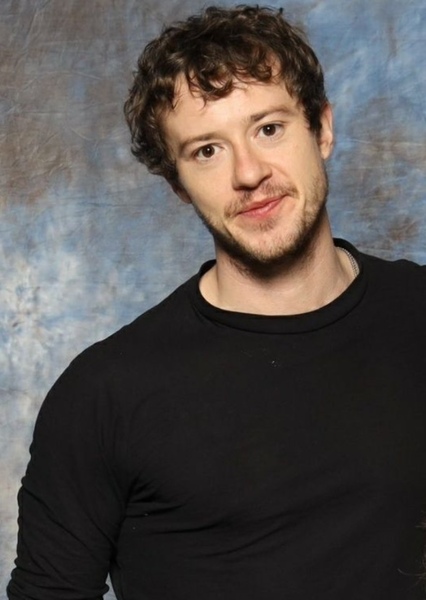 Joseph Quinn photo