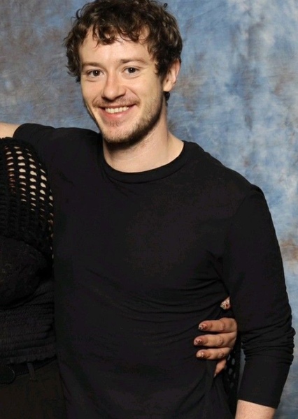 Joseph Quinn photo