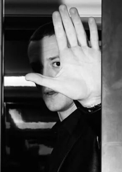 Joseph Quinn photo