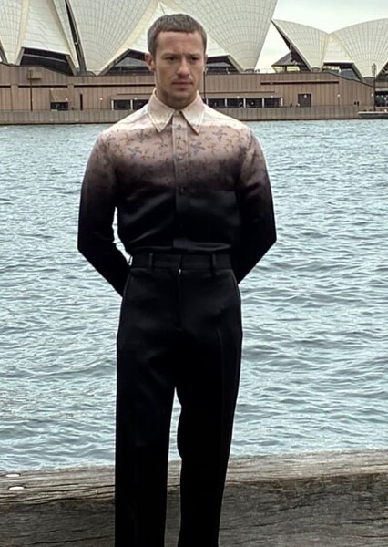 Joseph Quinn photo