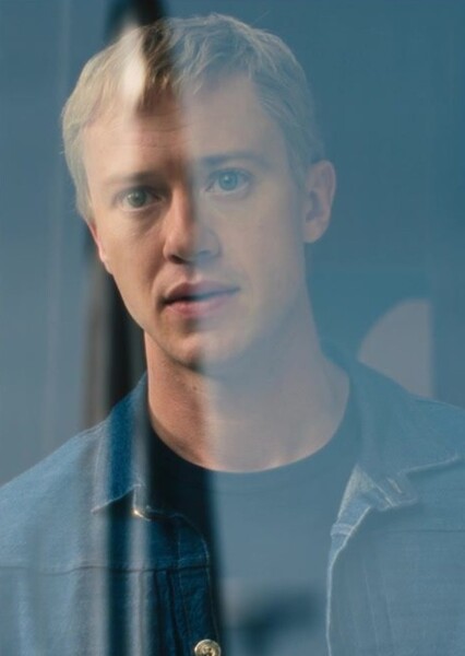 Joseph Quinn photo