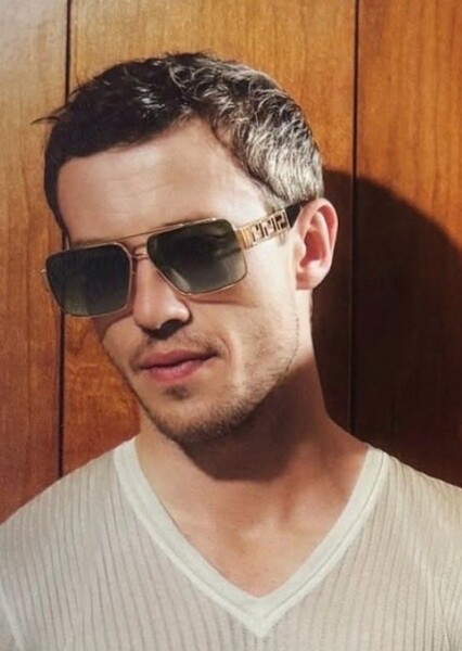 Joseph Quinn photo