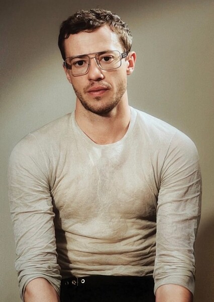 Joseph Quinn photo