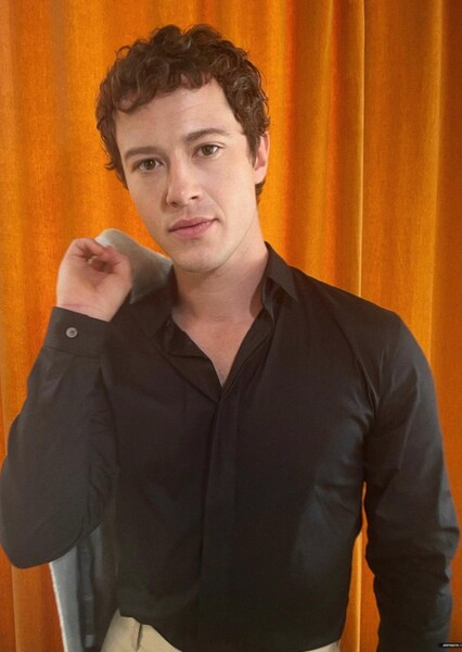 Joseph Quinn photo