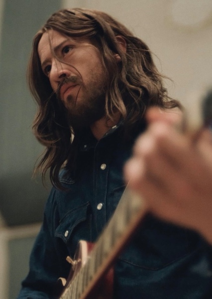 Joseph Quinn photo