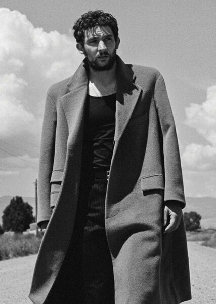 Josh O'Connor photo