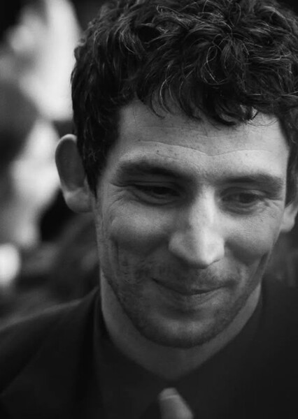 Josh O'Connor photo