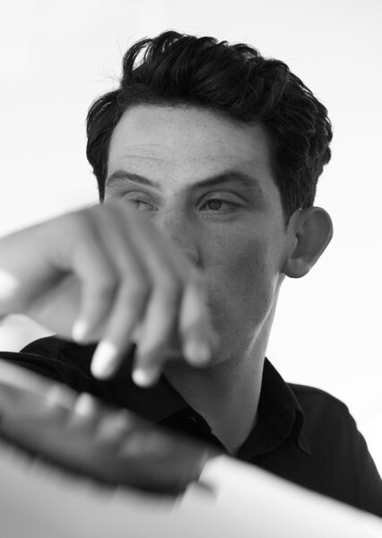 Josh O'Connor photo