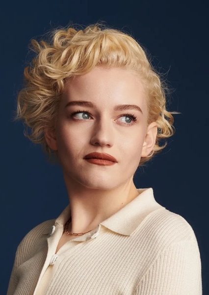 Julia Garner photo