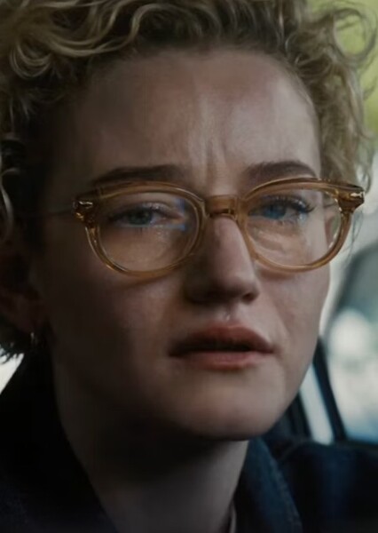 Julia Garner photo