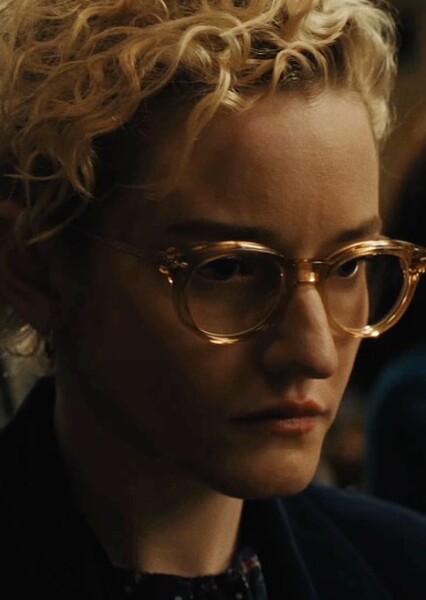 Julia Garner photo