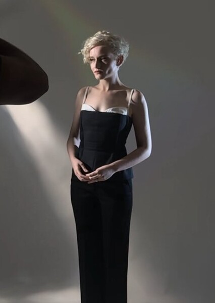 Julia Garner photo