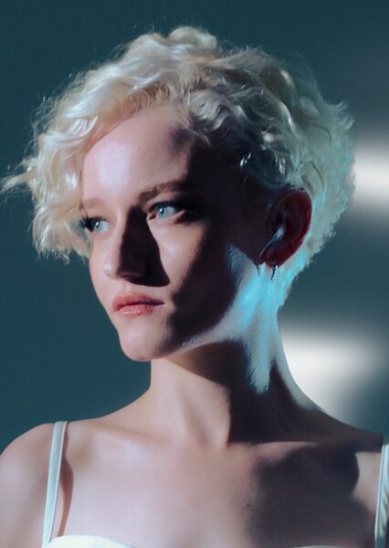 Julia Garner photo