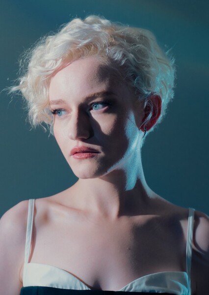 Julia Garner photo