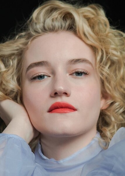 Julia Garner photo