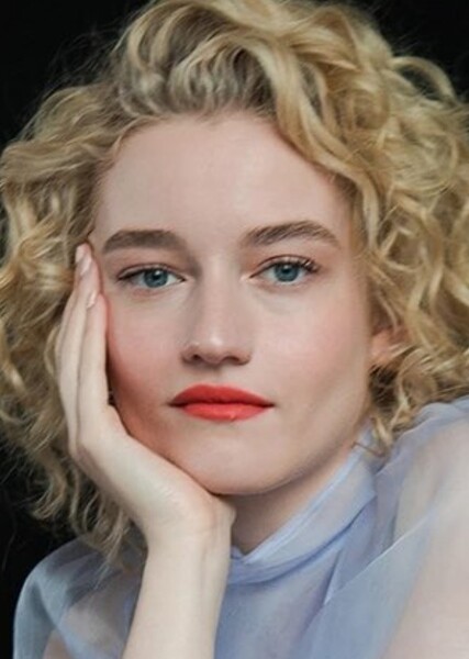 Julia Garner photo