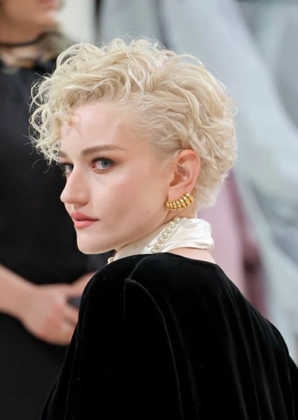 Julia Garner photo