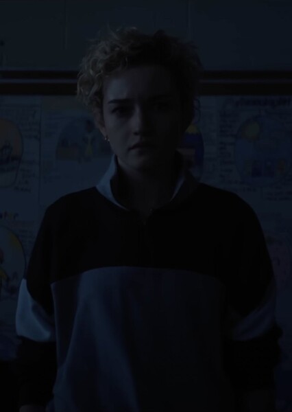 Julia Garner photo