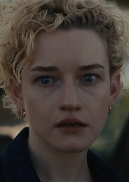 Julia Garner photo