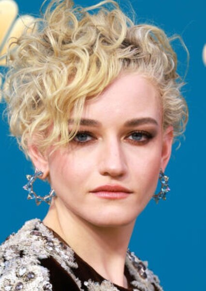 Julia Garner photo