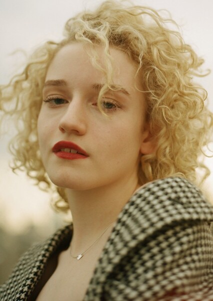 Julia Garner photo