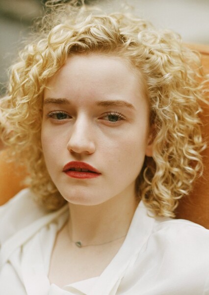 Julia Garner photo