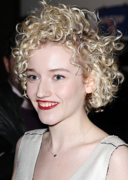 Julia Garner photo