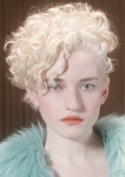Julia Garner photo