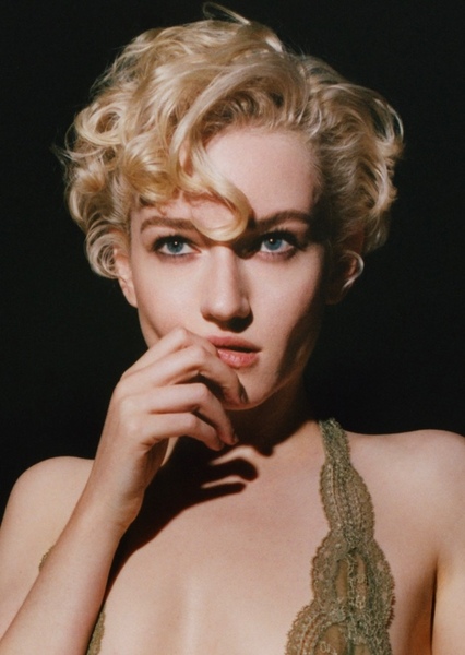 Julia Garner photo