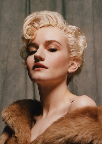 Julia Garner photo