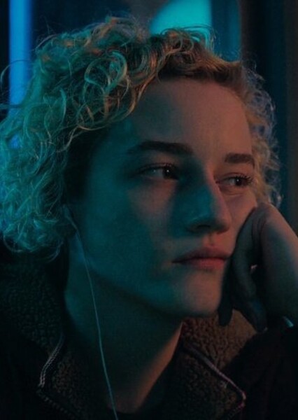 Julia Garner photo