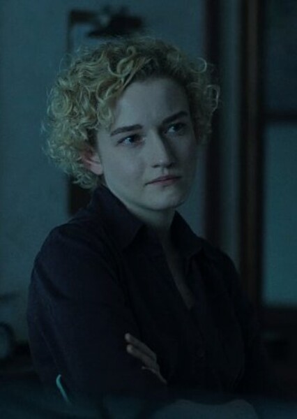 Julia Garner photo