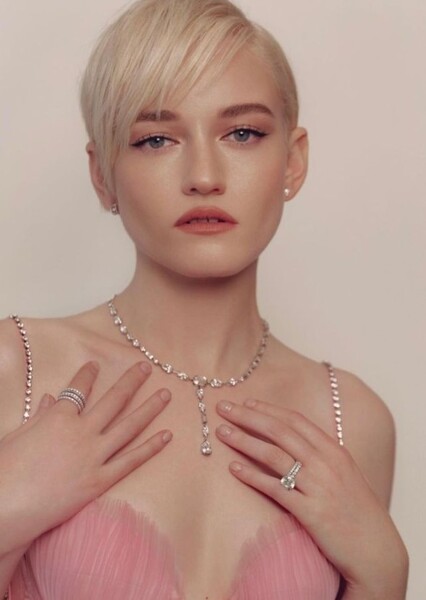 Julia Garner photo