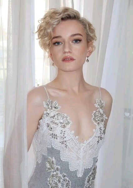 Julia Garner photo